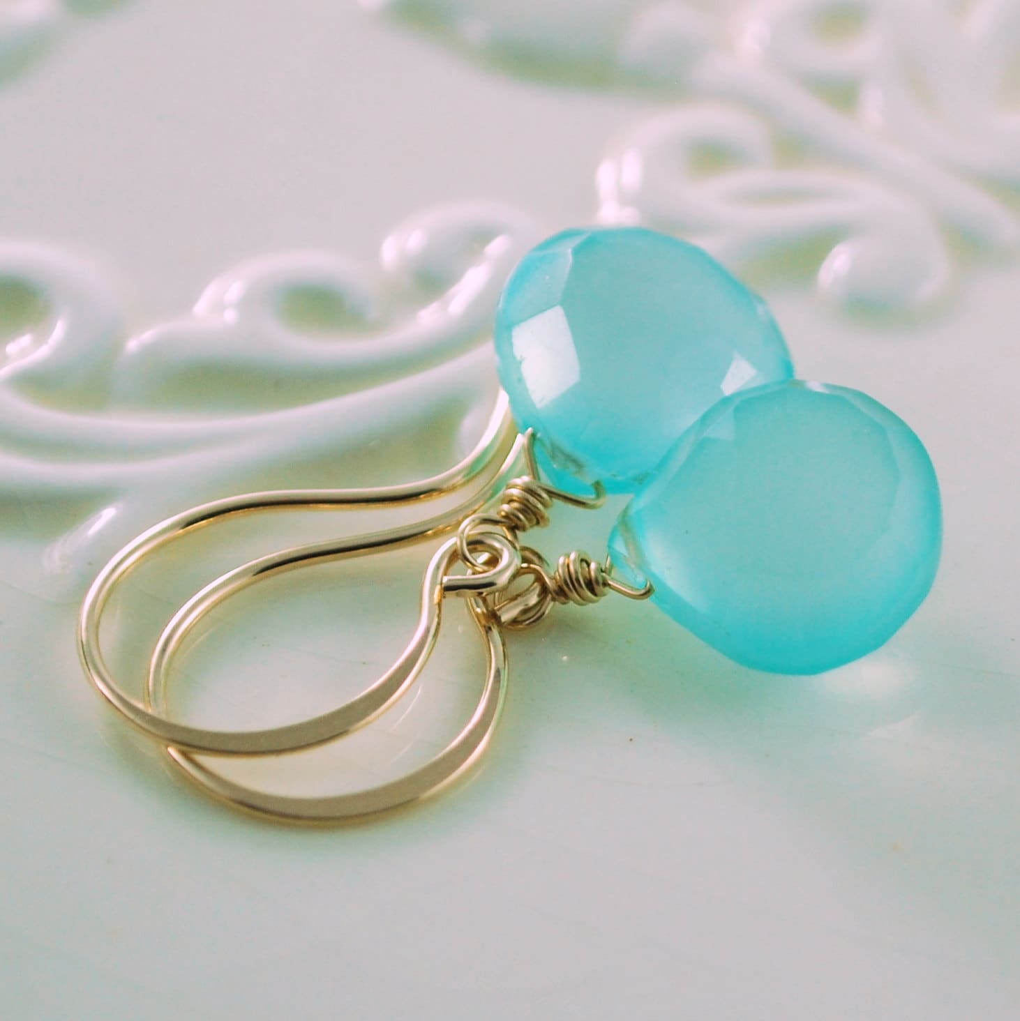Einfache Aqua-Ohrringe Mit Chalcedon-Edelsteinen, Sterling Silber Oder Goldschmuck, Nach Bestellung von livjewellery
