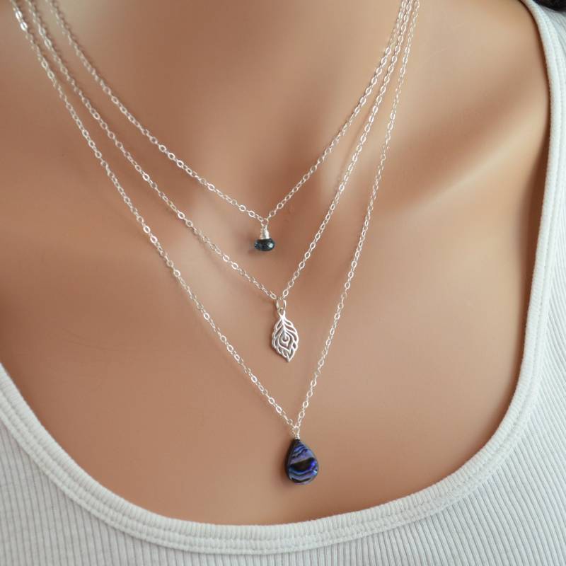Mehrreihige Sterling Silber Halskette Im Set London Blautopas, Abalone & Pfauenfeder von livjewellery