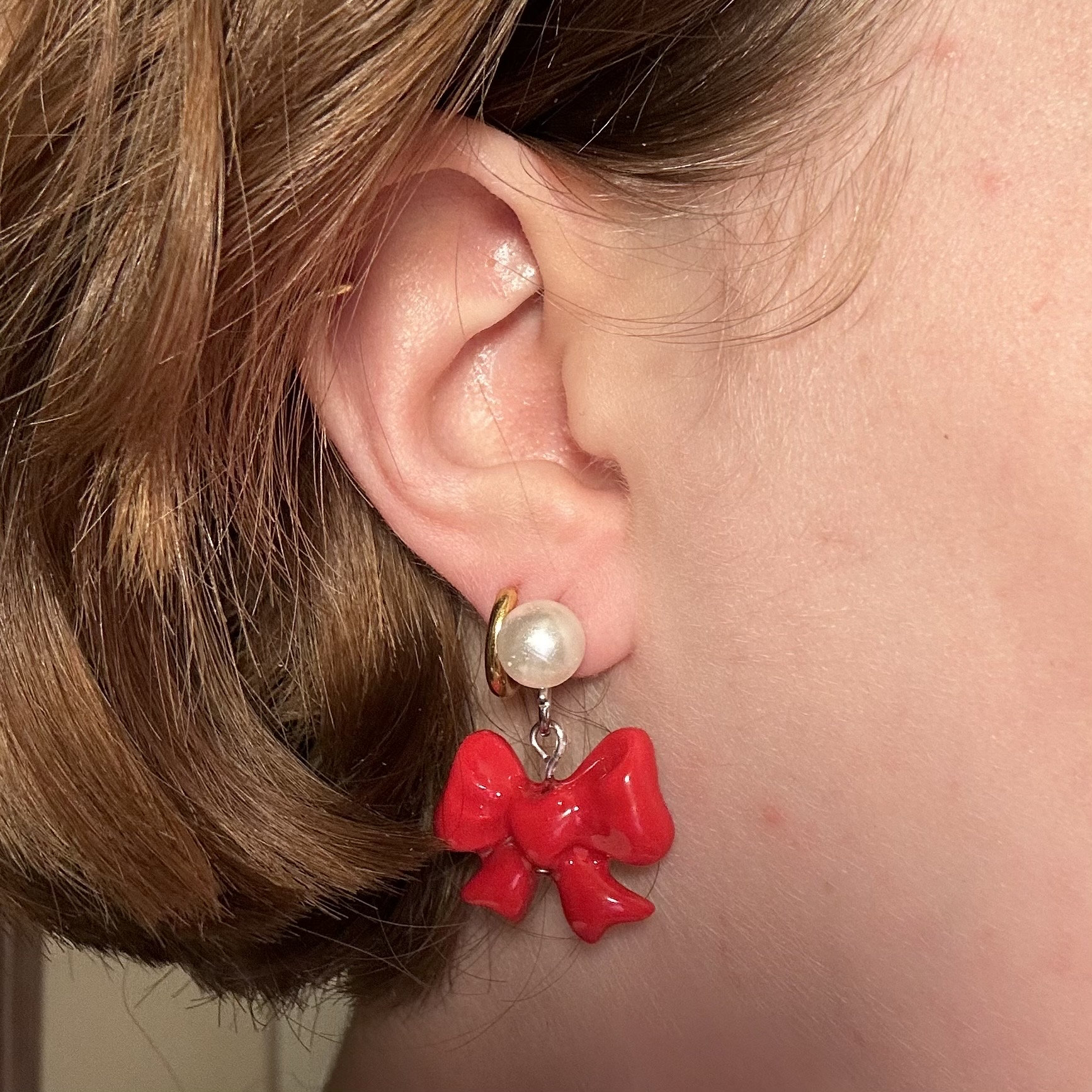 Rote Und Silberne Perlenbogen Ohrringe Rote Und Silberne Perlenbogen Ohrringe von livsartandjewelry