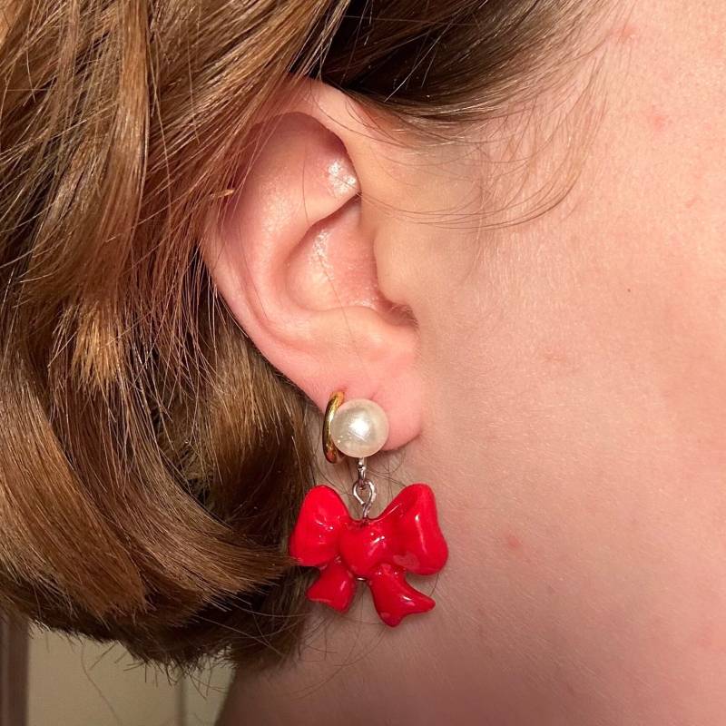 Rote Und Silberne Perlenbogen Ohrringe Rote Und Silberne Perlenbogen Ohrringe von livsartandjewelry