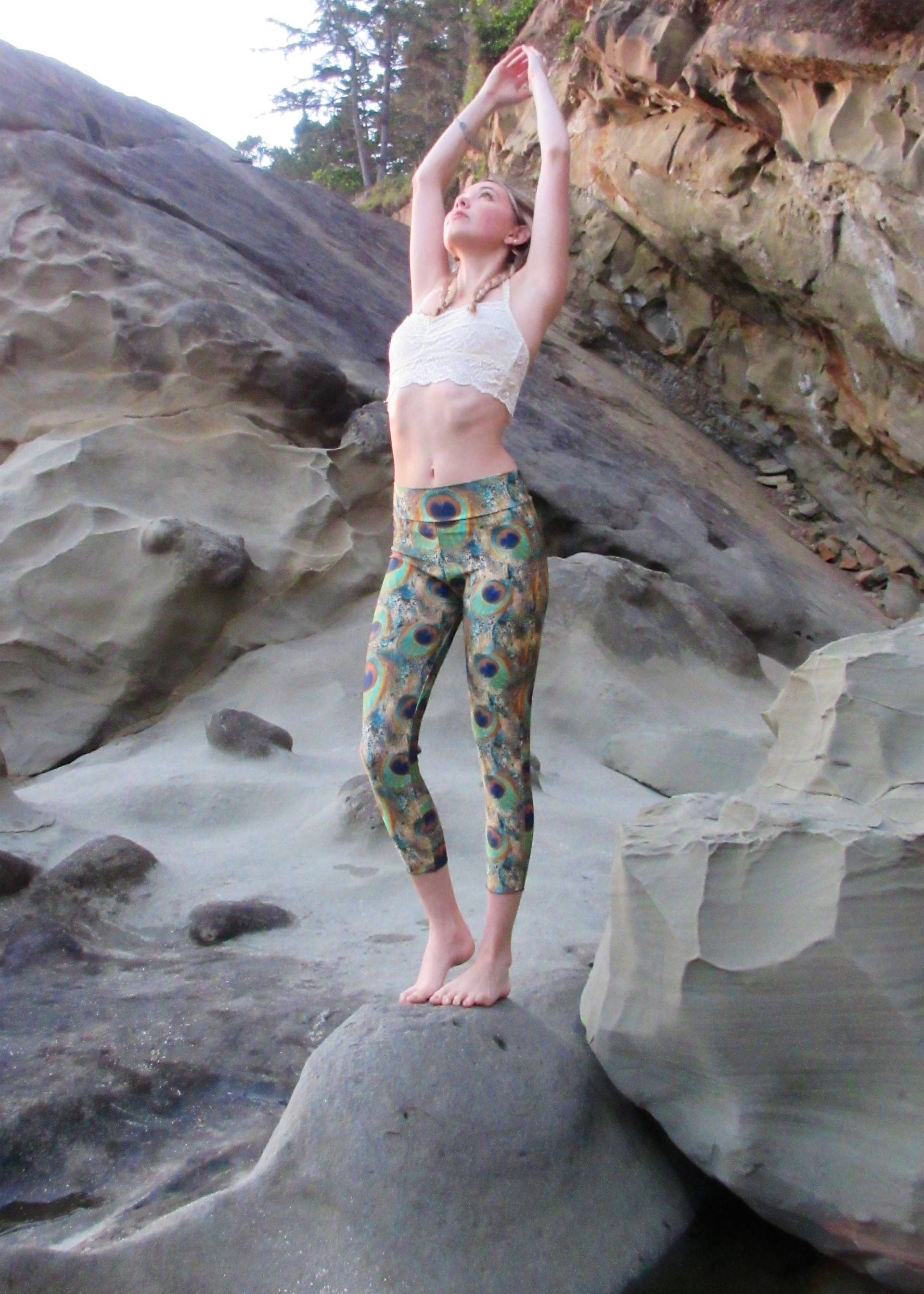 Peacock Athleisure Boho Workout Dance Beach Resort Casual Yoga Capris Mit Breitem Bund von lizajanehandmade