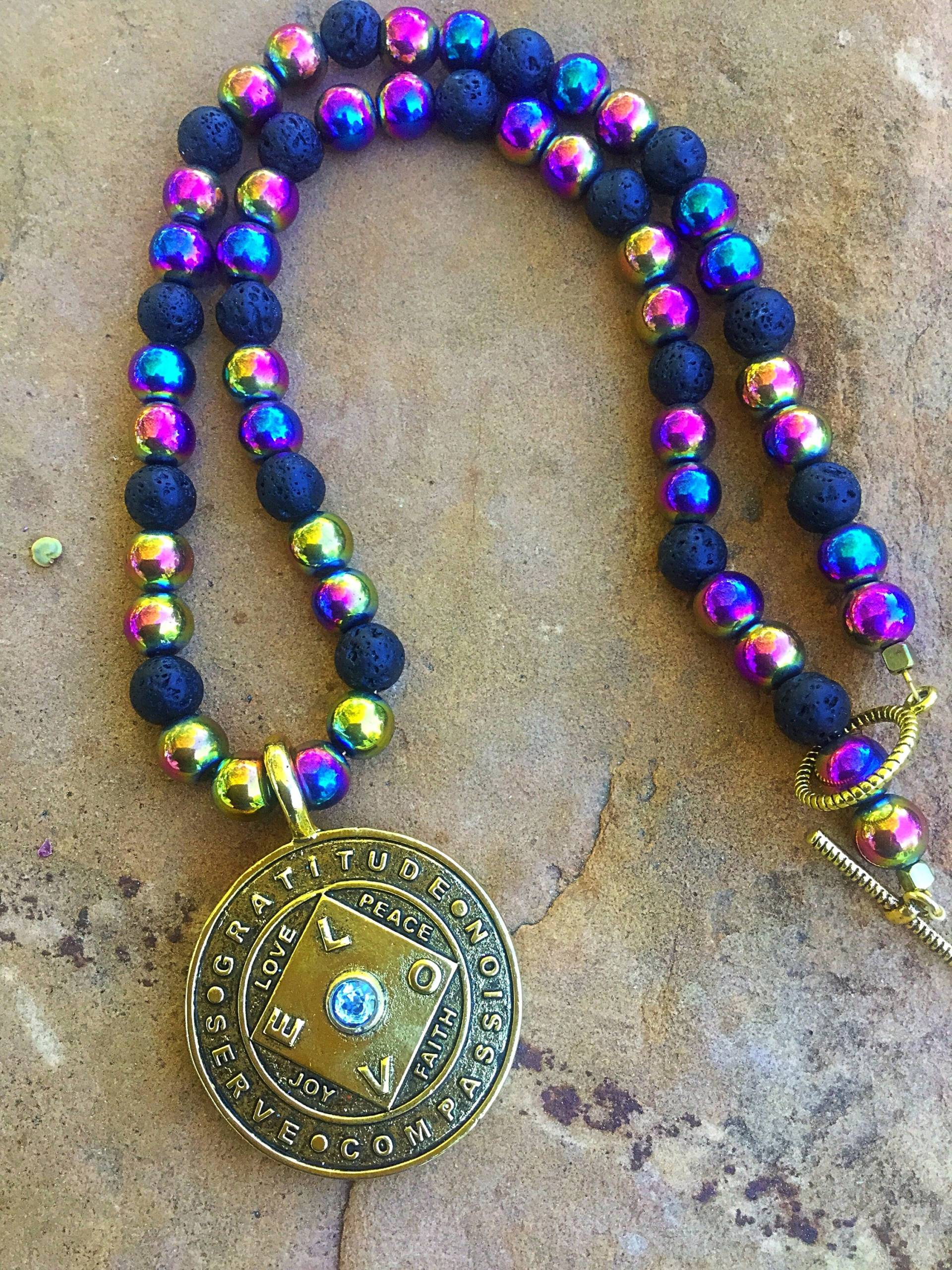 Liebe + Dankbarkeit Medaillon Mit Hämatitperlen Liebe + Dankbarkeit Medaillon Mit Hämatitperlen von lizalpertjewelry