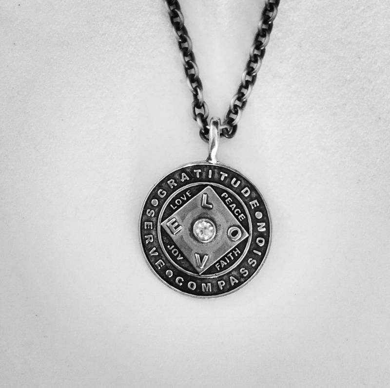 Liebe + Dankbarkeit Medaillon Mit Kette von lizalpertjewelry