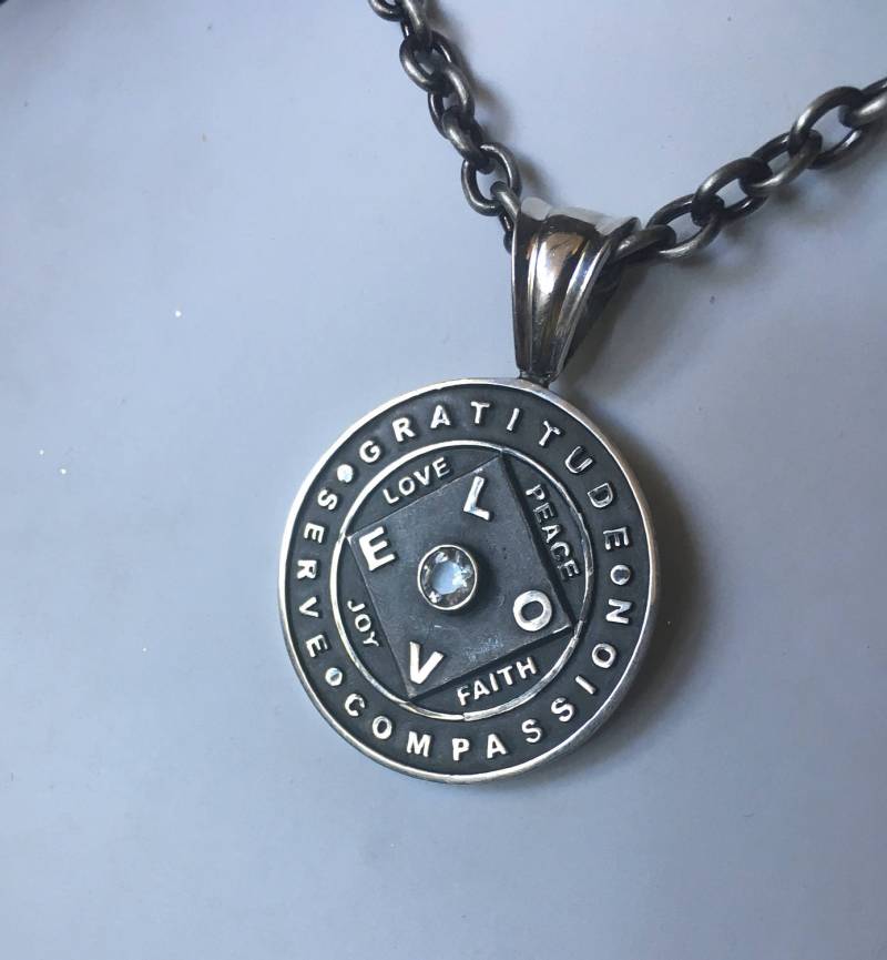 Liebe + Dankbarkeit Medaillon Liebe + Dankbarkeit Medaillon von lizalpertjewelry