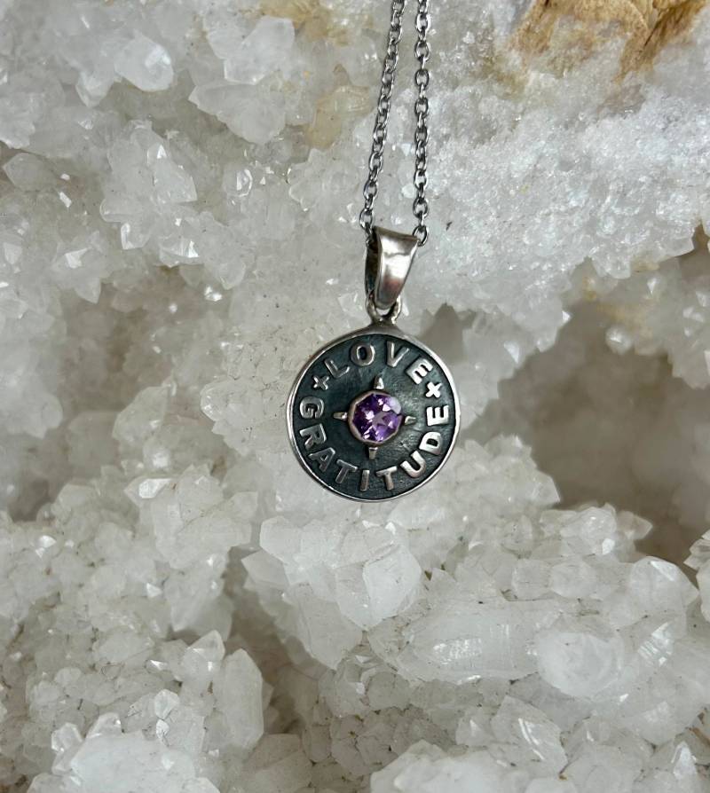 Love + Dankbarkeit-Anhänger Mit Amethyst Love + Dankbarkeit-Anhänger Mit Amethyst von lizalpertjewelry