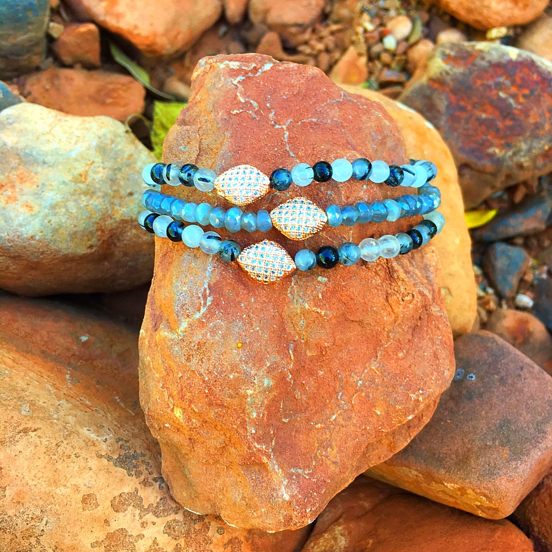 stapelbare Edelstein Armbänder stapelbare Edelstein Armbänder von lizalpertjewelry