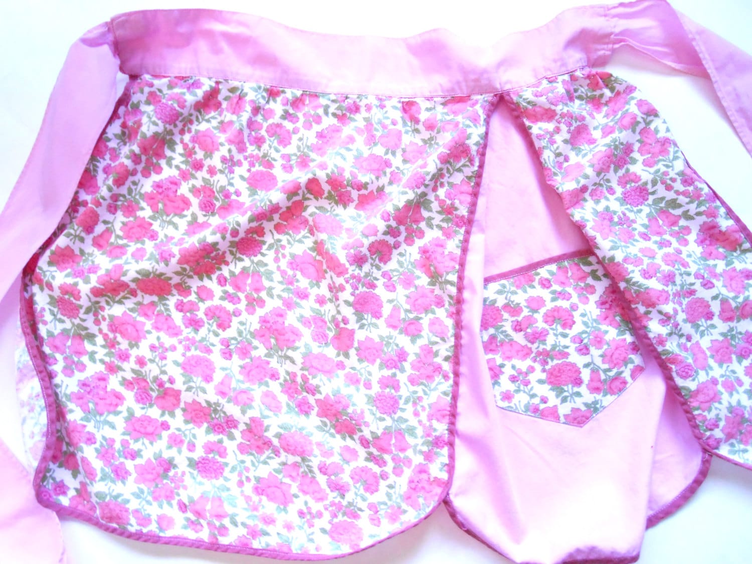 Jahrgang Rosa Und Floral Halbe Schürze, Handgemacht von lizandjaybooksnmore