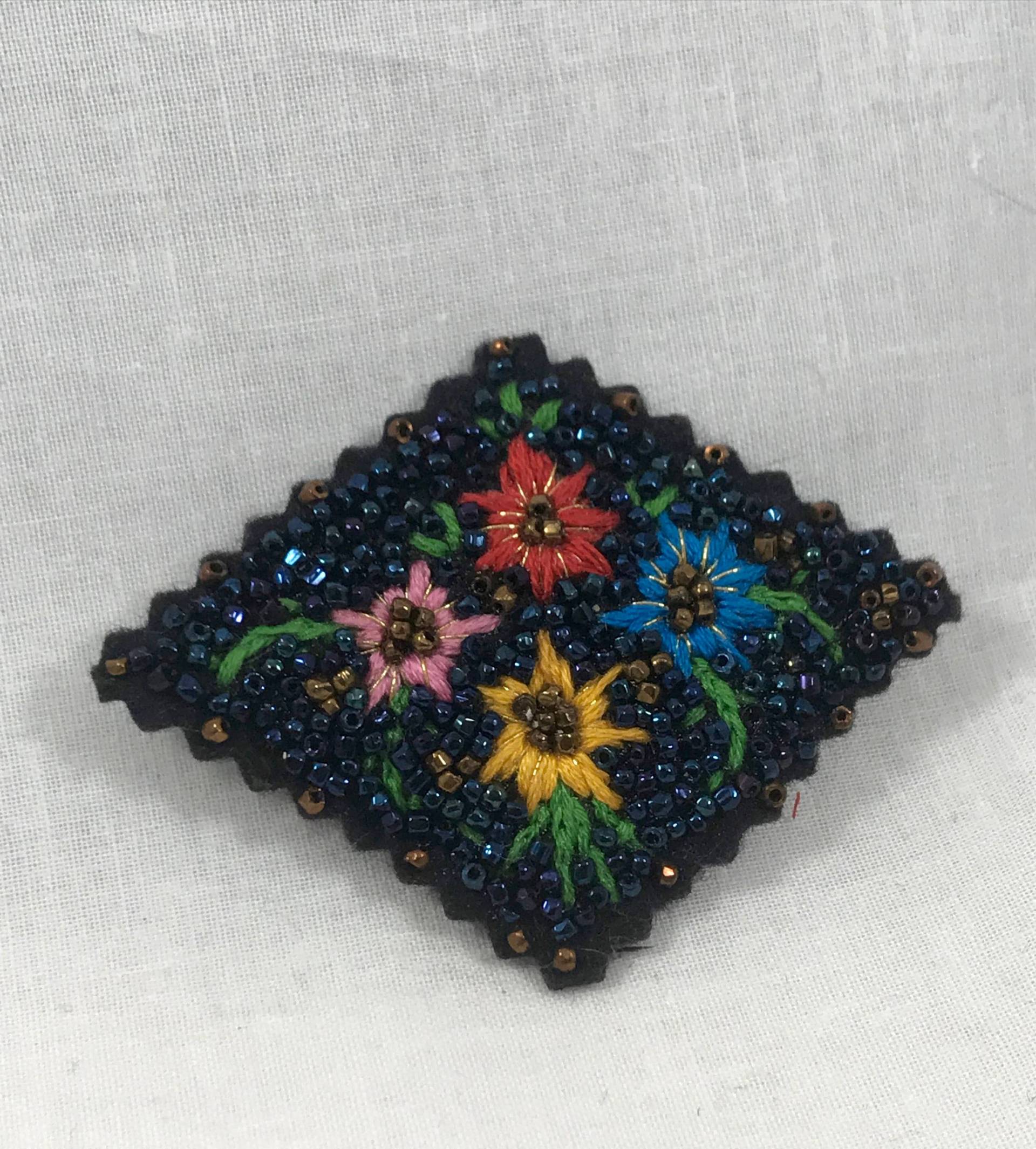 Bestickte Antike Perlen Blume Brosche Blumen Rautenförmigen Pin Bunt Vintage Inspiriert Tragbaren Kunst von lizardcamp