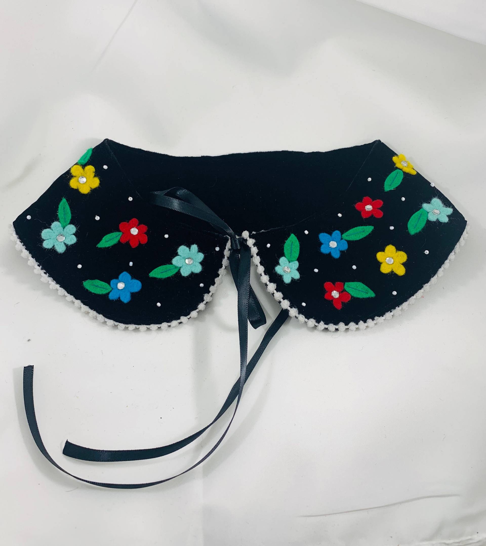 Grundfarbe Floral Abnehmbarer Kragen Auf Samt Perlen Blume Strass Pom Getrimmt 70Er Jahre Mode Stil Vintage Inspiriert von lizardcamp