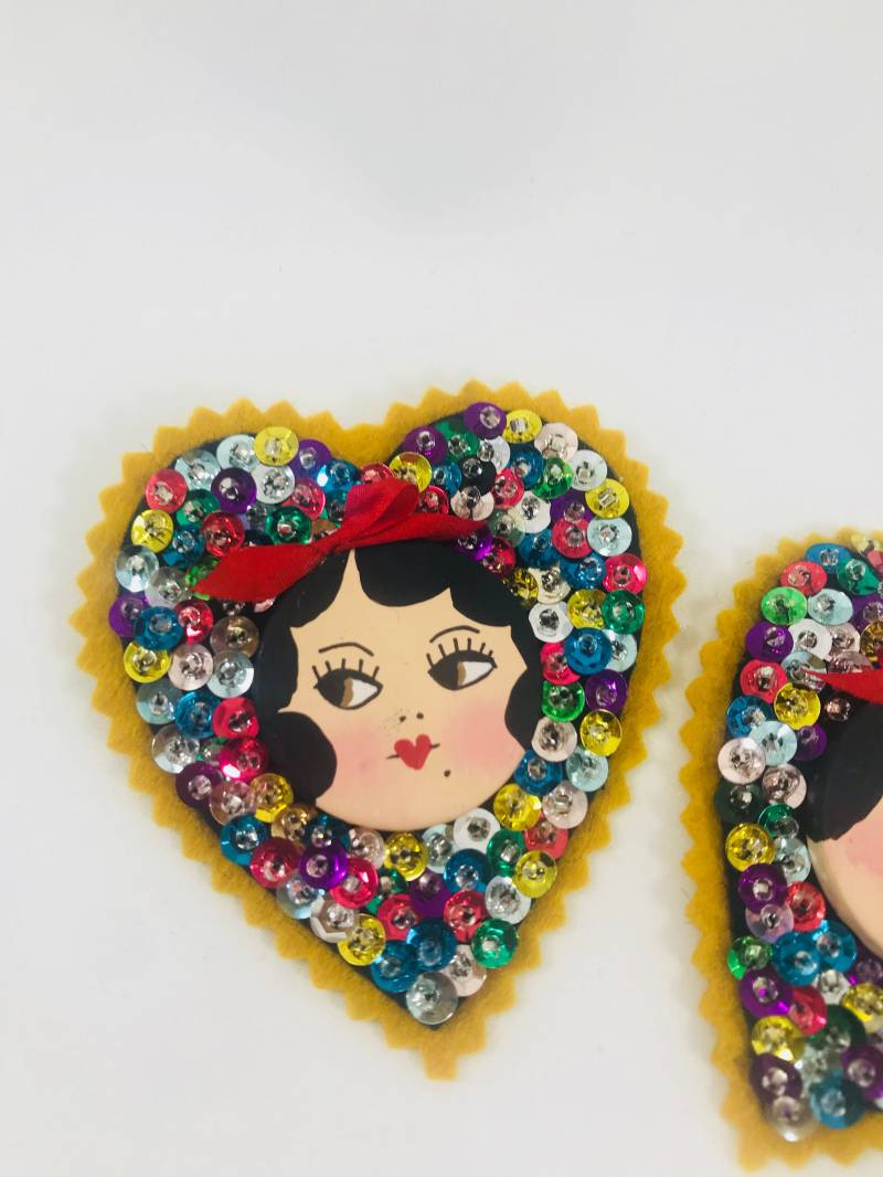 Jahrgang Pailletten Regenbogen 1920 Flapper Girl Gesicht Puppe Herz Geformten Hand Bemalt Poker Chip Große Perlen Brosche von lizardcamp