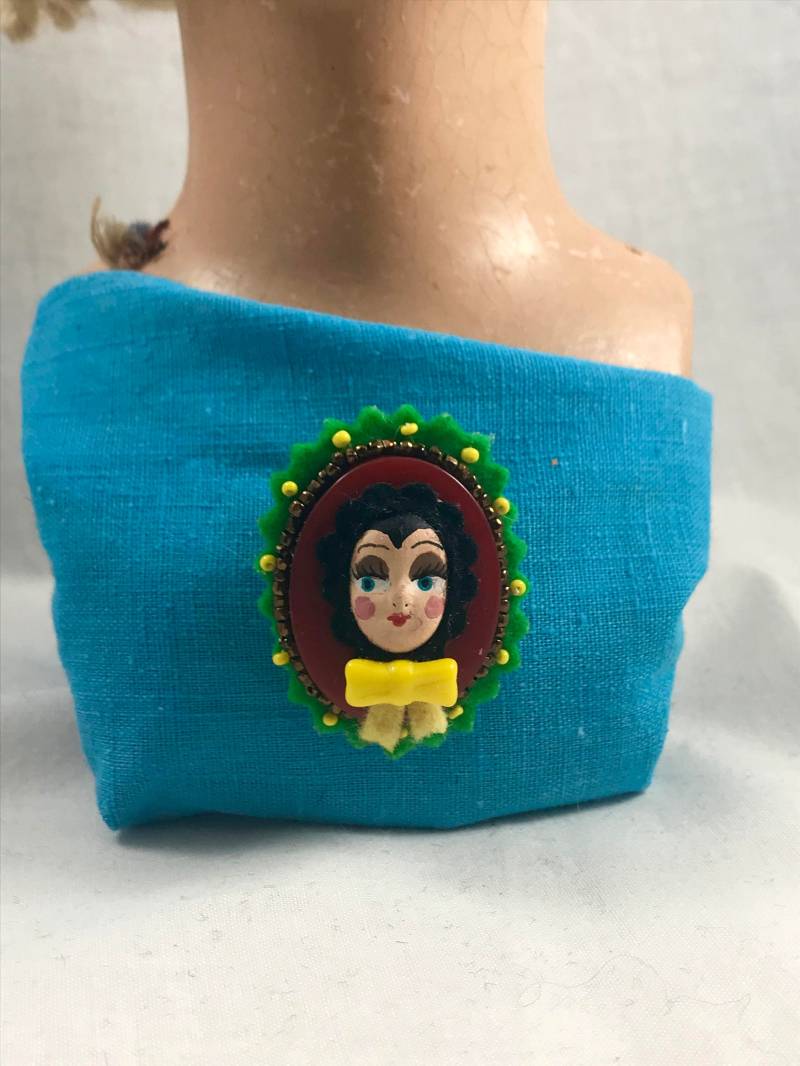 Kamee Puppe Gesicht Überbacken Brosche Kunststoff Vintage Knopf Antike Perlen Fliege Wolle Filz Zirkus Inspiriert Frauen Lady von lizardcamp