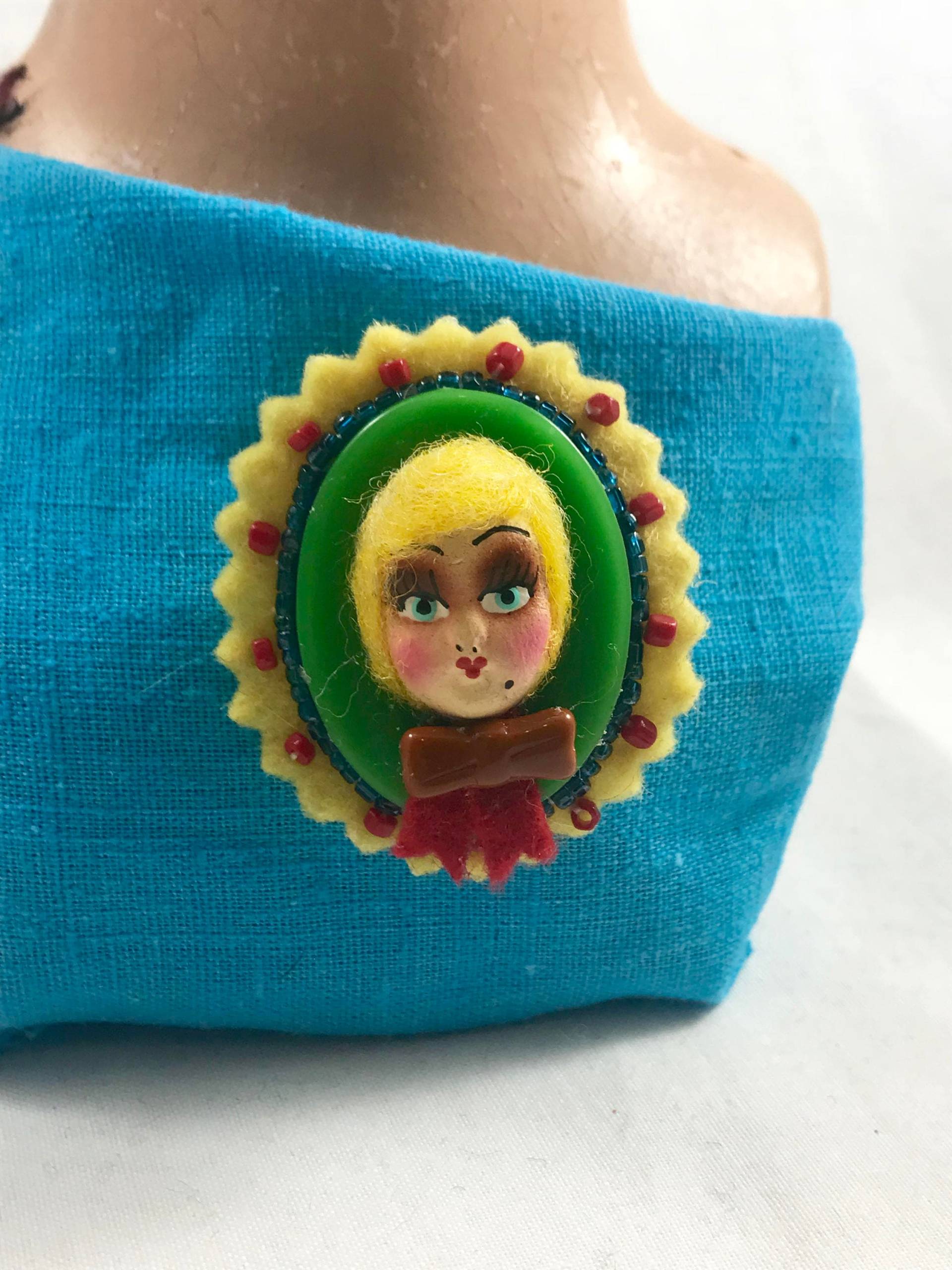 Kunststoff-Puppe Gesicht Wolle Perlen Brosche Cameo Fliege Zirkus Puppe Frau Lady Antik Tonperlen Pin Vintage Stil Inspiriert von lizardcamp