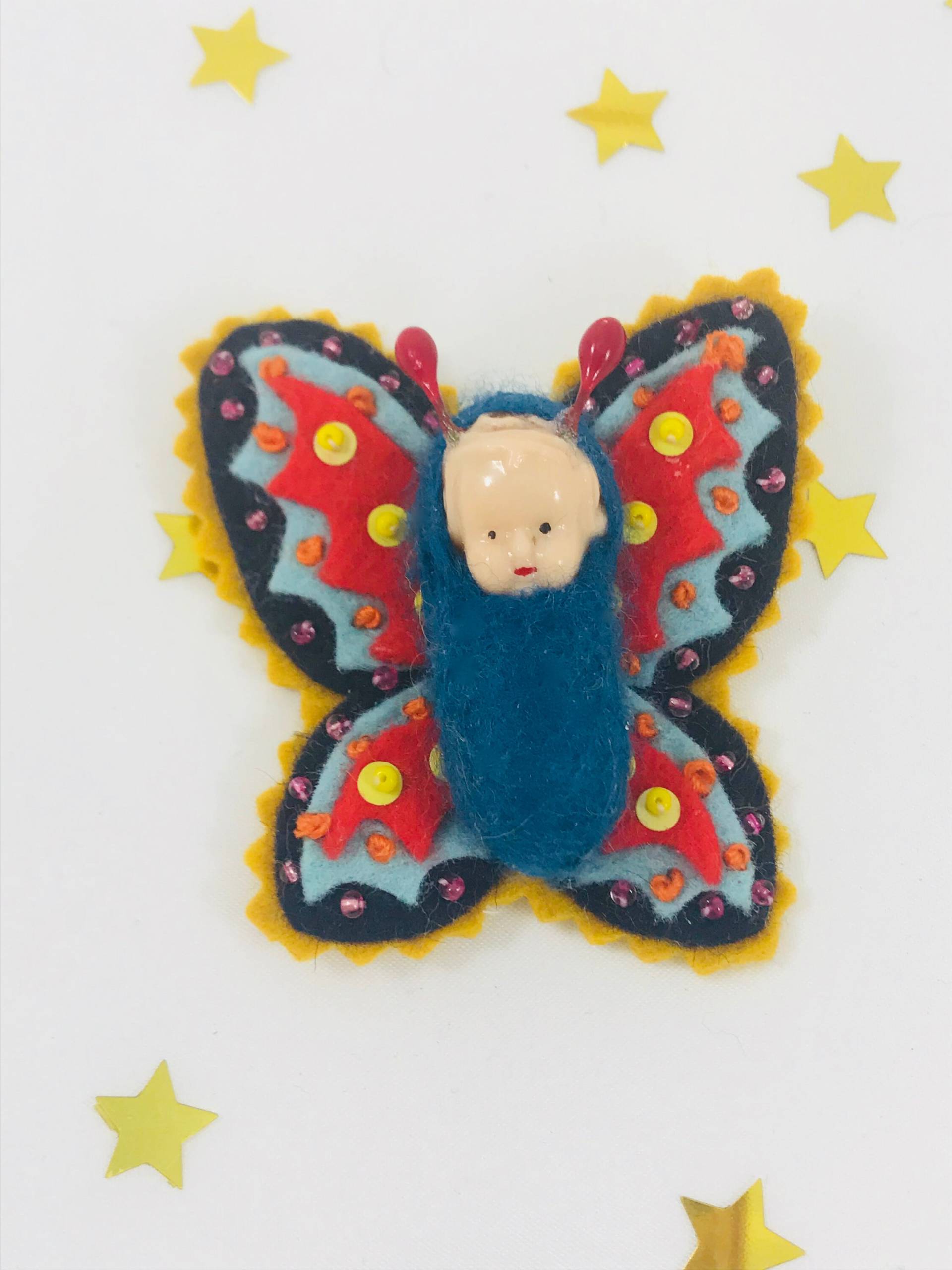 Mixed Media Schmetterling Brosche Wollfilz Vintage Puppe, Die Antiken Perlen Antike Pailletten Pin Bug Flügel Gefilzte Kunststoff Baby Art Bestickt von lizardcamp