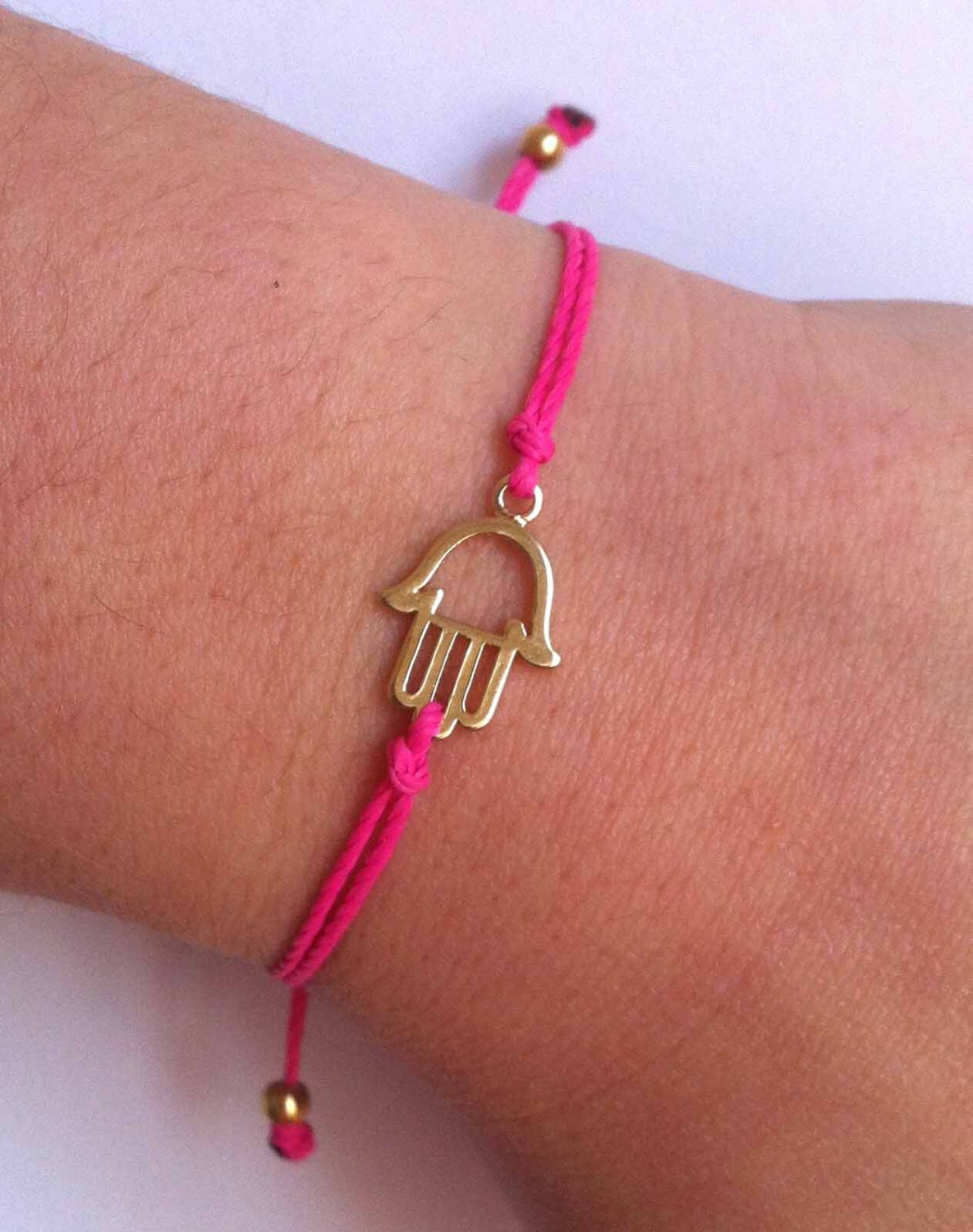 Hamsa Hand Armband Vergoldeter Anhänger, Fuchsia Kordel, Glücksbringer Hamsa Hand Armband Vergoldeter Anhänger, Fuchsia Kordel, Glücksbringer von lizaslittlethings