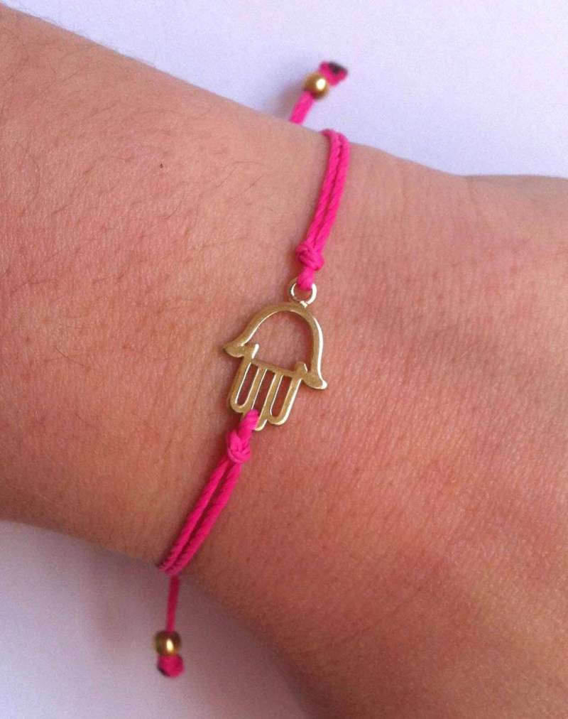 Hamsa Hand Armband Vergoldeter Anhänger, Fuchsia Kordel, Glücksbringer Hamsa Hand Armband Vergoldeter Anhänger, Fuchsia Kordel, Glücksbringer von lizaslittlethings