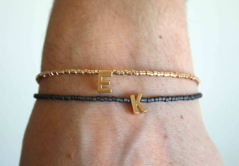Gold Buchstaben Armband, Freundschaftsarmband, Initial Namensarmband von lizaslittlethings