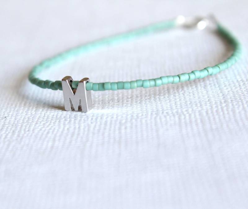 Personalisiertes Buchstabenarmband Rhodium Buchstabe, Silberverschluss Personalisiertes Buchstabenarmband Rhodium Buchstabe, Silberverschluss von lizaslittlethings