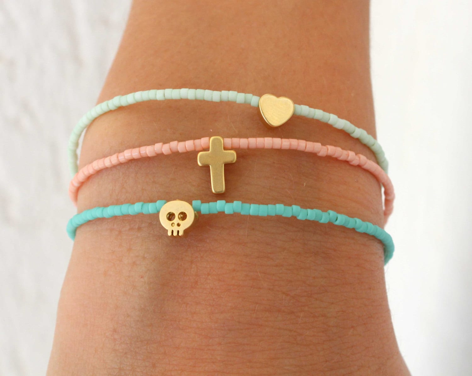 Pastell Perlen Bettelarmband 14K Vergoldet, Kleine Charms Pastell Perlen Bettelarmband 14K Vergoldet, Kleine Charms von lizaslittlethings