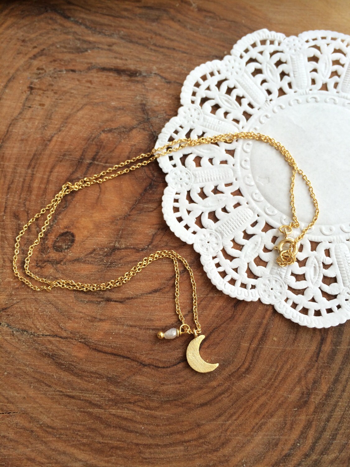 Vergoldete Halbmondhalskette Perlenanhänger, Zarte Kette Vergoldete Halbmondhalskette Perlenanhänger, Zarte Kette von lizaslittlethings