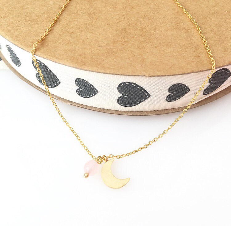 Vergoldete Halbmondhalskette Rosa Perlenanhänger Vergoldete Halbmondhalskette Rosa Perlenanhänger von lizaslittlethings