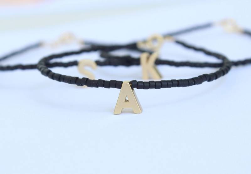 Monogramm Perlenarmband Personalisierter Goldbuchstabe Anfangsschmuck von lizaslittlethings