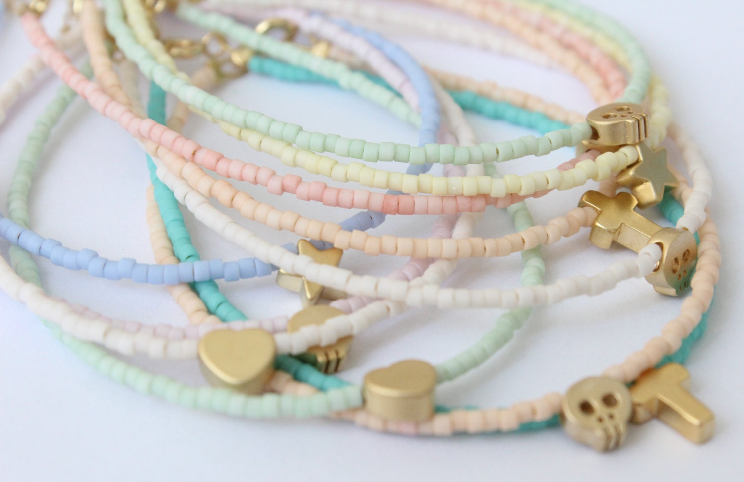 Pastell Perlen Bettelarmband 14K Vergoldete Charms Pastell Perlen Bettelarmband 14K Vergoldete Charms von lizaslittlethings