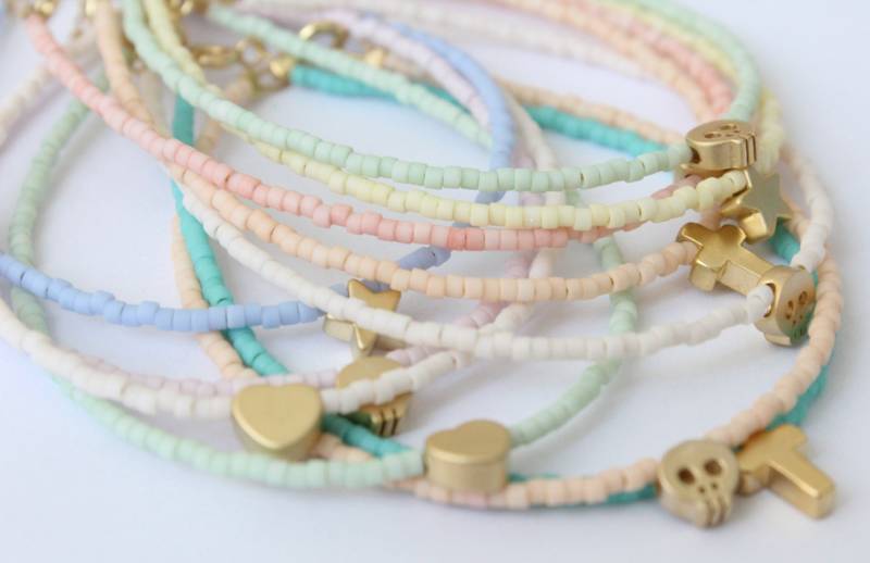 Pastell Perlen Bettelarmband 14K Vergoldete Charms von lizaslittlethings