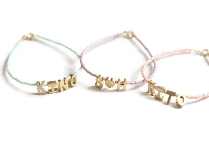 Personalisiertes Anfangsarmband Vergoldeter Buchstabe, Rocailles Personalisiertes Anfangsarmband Vergoldeter Buchstabe, Rocailles von lizaslittlethings