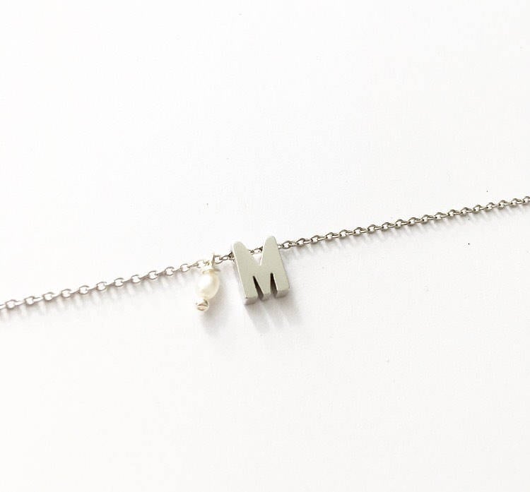 Silber Initial Armband Personalisierter Buchstaben & Perlen Anhänger Silber Initial Armband Personalisierter Buchstaben & Perlen Anhänger von lizaslittlethings