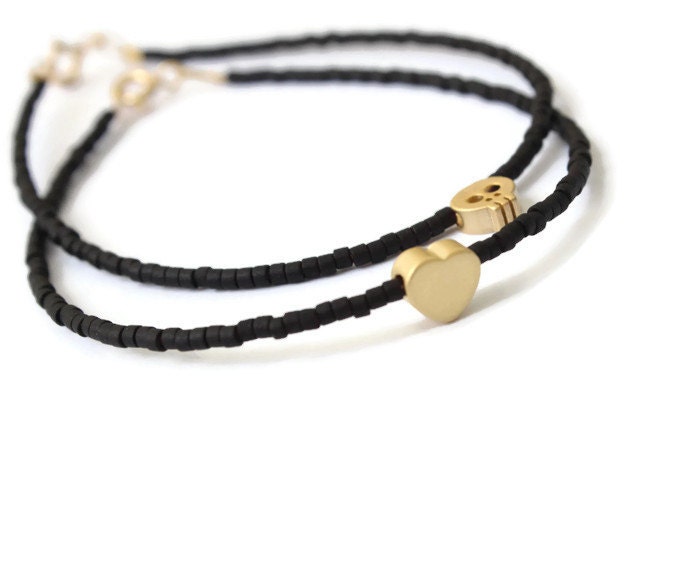 Kleines Perlenarmband Schwarz & Gold Herz Oder Totenkopf Kleines Perlenarmband Schwarz & Gold Herz Oder Totenkopf von lizaslittlethings