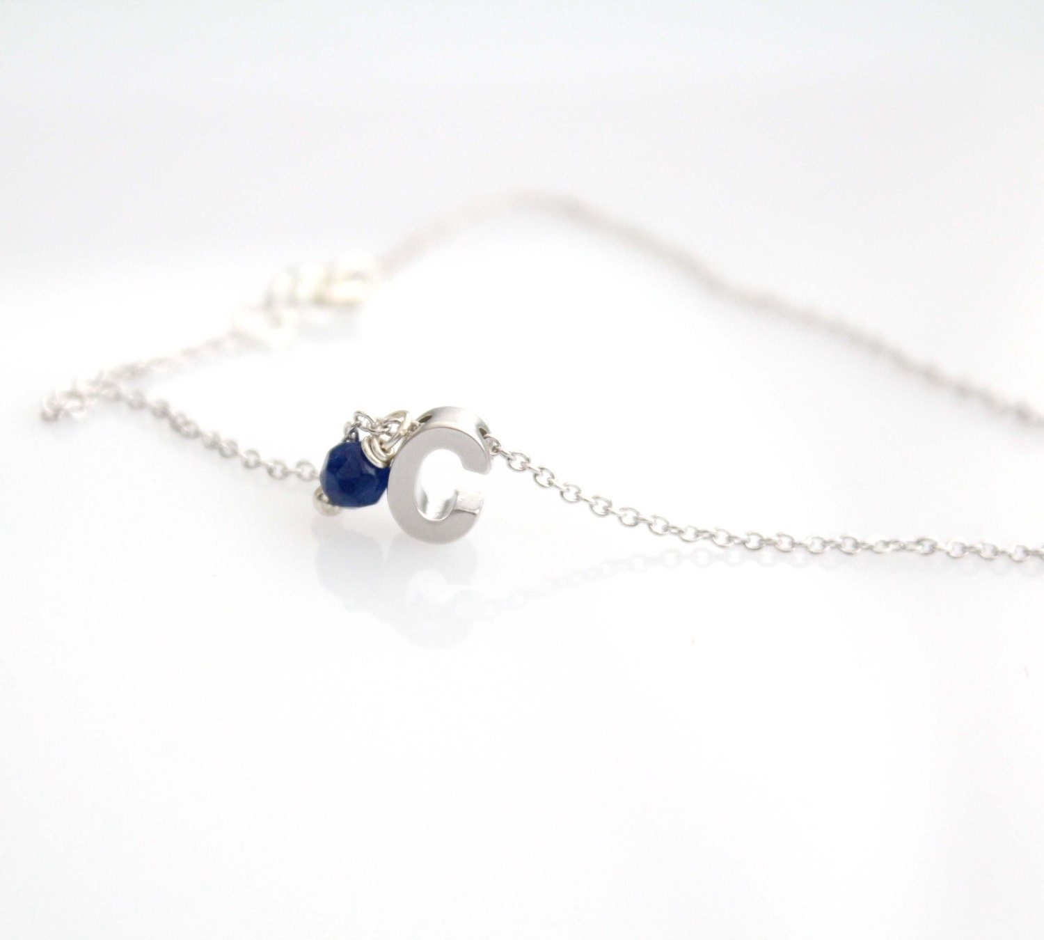 Silber Initial Armband Personalisierter Buchstabe & Navy Jade Anhänger Silber Initial Armband Personalisierter Buchstabe & Navy Jade Anhänger von lizaslittlethings