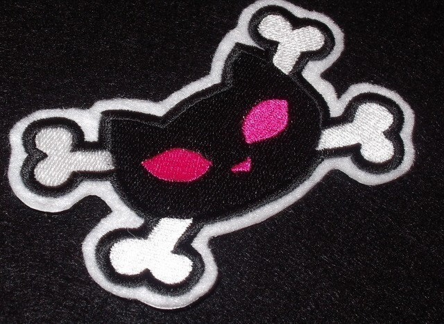 Böses Kätzchen Und Kreuzknochen Bestickt Aufnäher von lizmiera