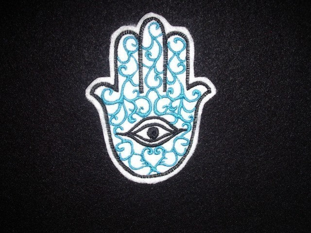 Hamsa, Chamsa, Khamsa Besticktes Bügeleisen Auf Türkis Und Schwarz von lizmiera