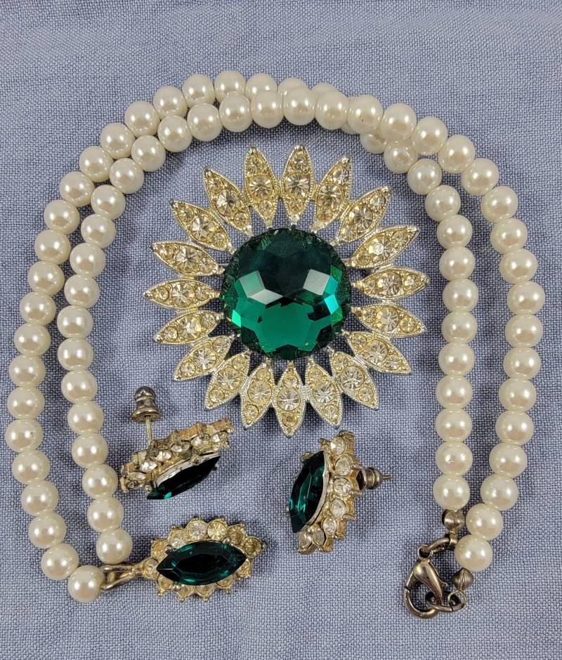 Vintage Sarah Cov Smaragd Strass Ohrring Halskette Brosche Pin Set von lizsendsandodds