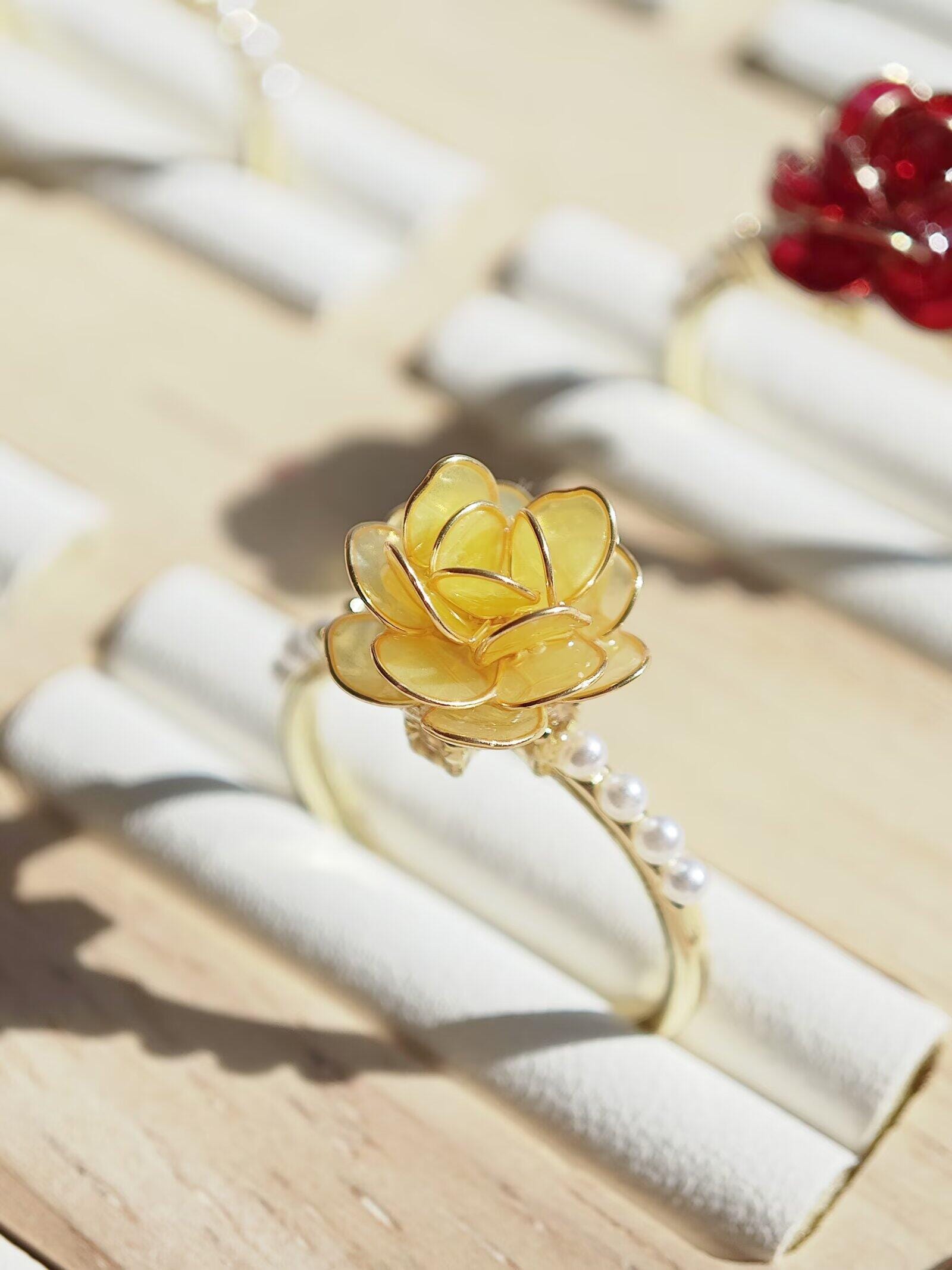 Handgefertigter Ring Mit Bunten Rosen, Feenring, Glaskunstharz, Resin, Kanzashi Ring, Schmuck, Für Sie, Hochzeitsaccessoires, Perlenring Handgefertigter Ring Mit Bunten Rosen, Feenring, Glaskunstharz, Resin, Kanzashi Ring, Schmuck, Für Sie, Hochzeitsaccessoires, Perlenring von lizzzzart