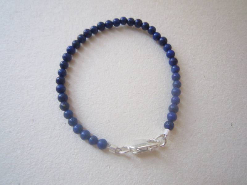 Blaues Babyarmband. Lapislazuli Edelstein Baby Armband. Andenken Kleinkind-Armband. Geschenk von lnrdesign
