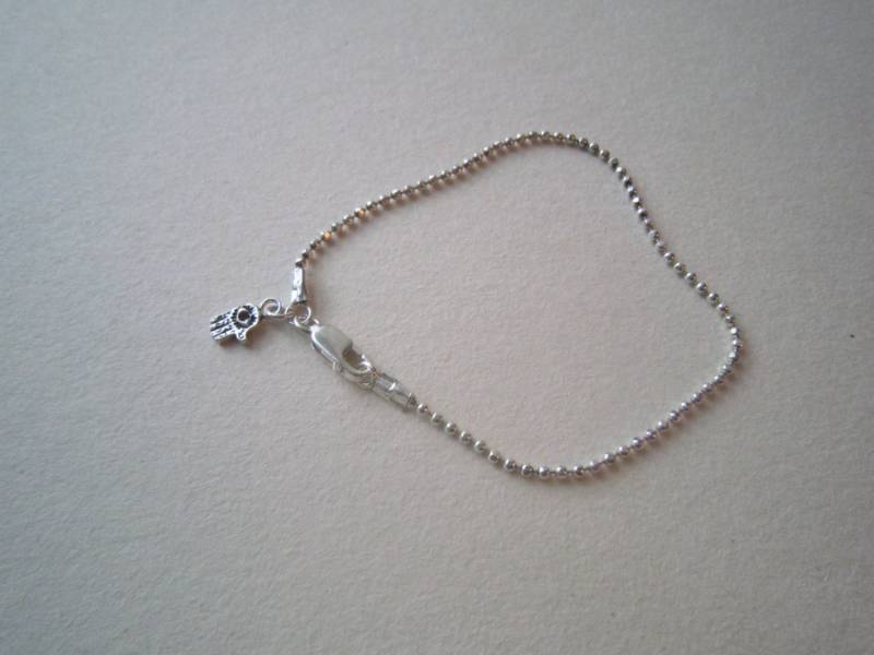 Hamsa Sterling Silberarmband. Sehr Kleine Ball Chain Bettelarmband. Das Land Kanaan Armband. Schutz Amulett von lnrdesign