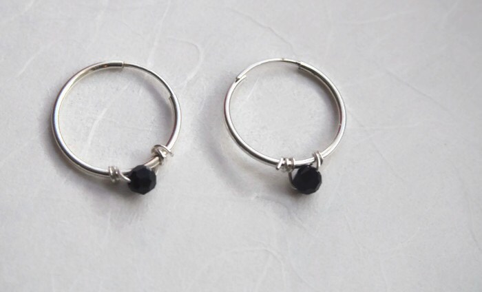 Kleinen Hoop Ohrringe Schwarz Swarovksi Draht Gewickelt Kleine Sterling Creolen von lnrdesign