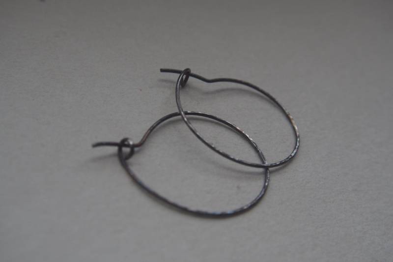 Oxidierte Silber Hoop Ohrringe, Kleine Sterling Ohrringe. 1" Breite Creolen von lnrdesign