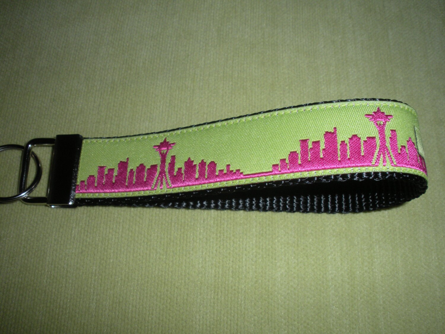 Seattle Skyline Wichtige Schleife Rosa Mit Chartreuse Seattle Skyline Wichtige Schleife Rosa Mit Chartreuse von lodiandlewi