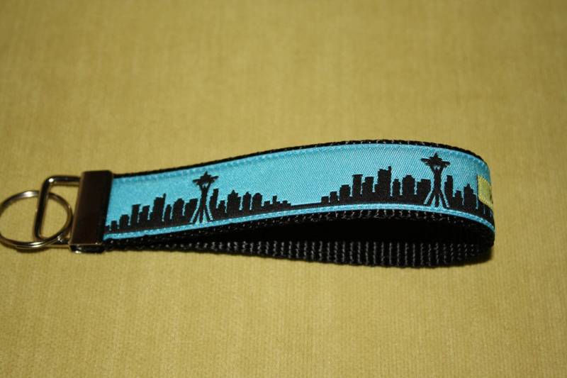 Seattle Skyline Wichtige Schleife Schwarz Mit Hellblau Seattle Skyline Wichtige Schleife Schwarz Mit Hellblau von lodiandlewi