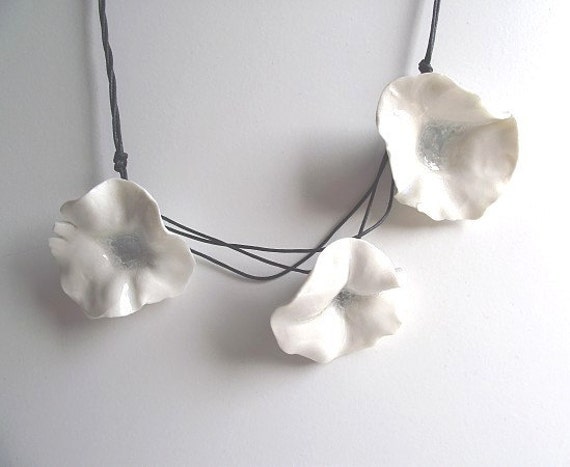Collana Di Porcellana Con Tre Fiori Bianca Collana Di Porcellana Con Tre Fiori Bianca von lofficina