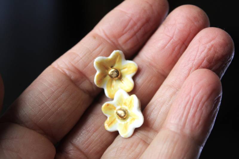 Gelbe Und Goldene Porzellanblumen-Ohrringe - Limoges Porzellan Made To Order von lofficina