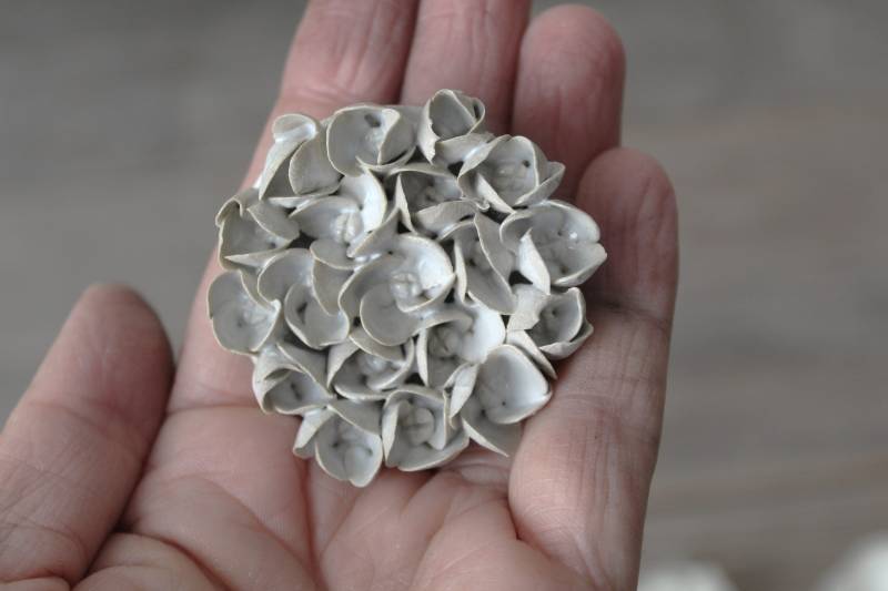 Hortensien Brosche Aus Steingut - Made To Order Stoneware Hortensien Brosche Aus Steingut - Made To Order Stoneware von lofficina