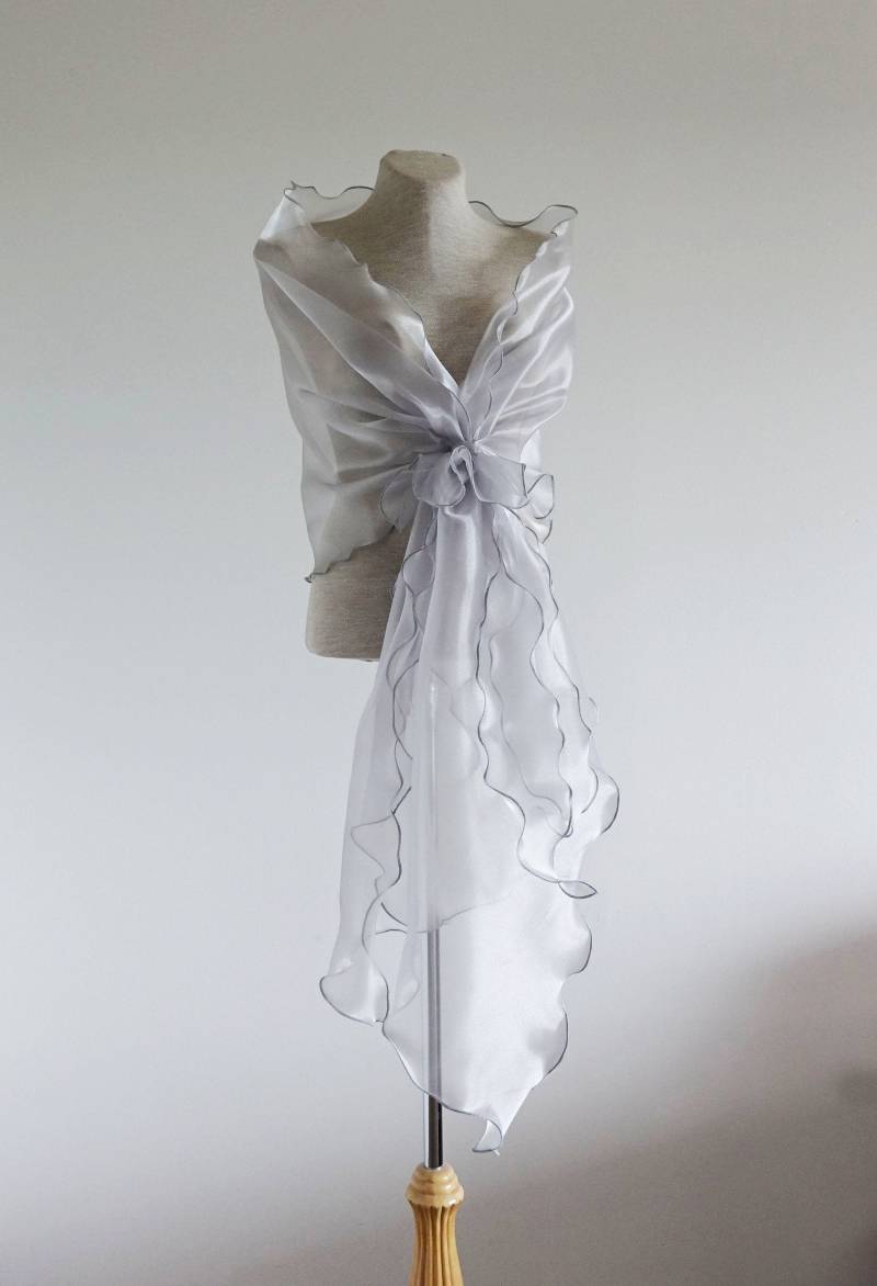 Hellgraue, Taubengraue Organza-Schal. Cover Up, Mutter Der Braut Stola. Silber Organza Schal. Schulterbedeckung Hoch Hellgraue, Taubengraue Organza-Schal. Cover Up, Mutter Der Braut Stola. Silber Organza Schal. Schulterbedeckung Hoch von lolablooming