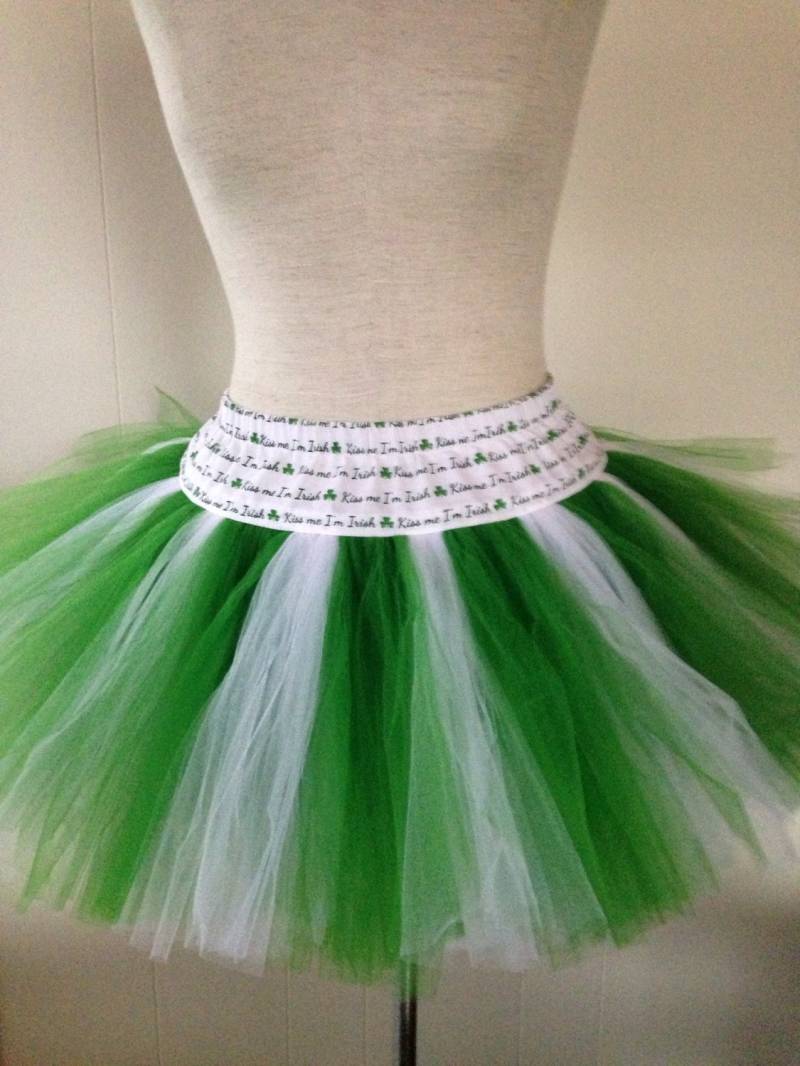 Erwachsenen St. Patrick's Day Kiss Me I'm Irish Grün Und Weiß Kleeblatt Tutu von lookatmybooties