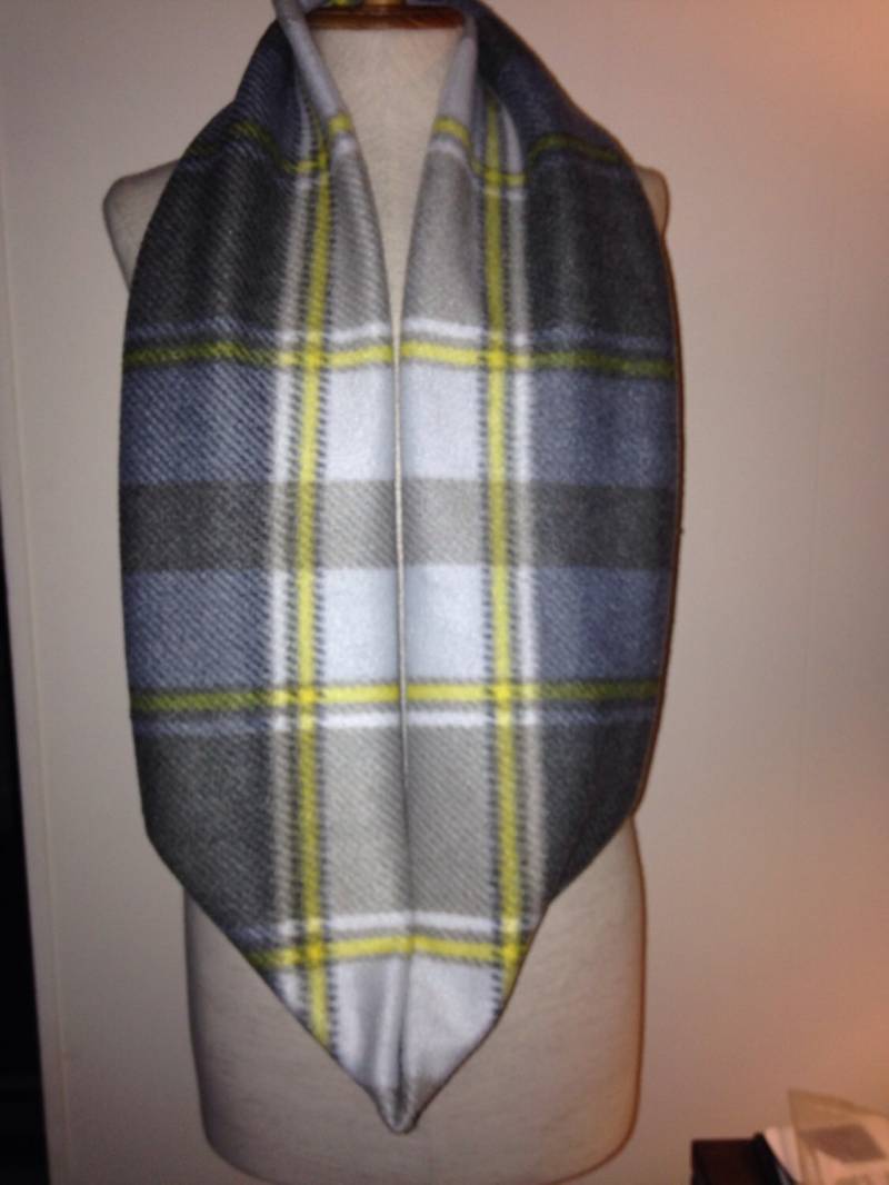 Grauer Und Gelber Tartan Kariertes Fleece Infinity Schal von lookatmybooties