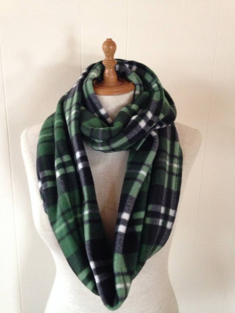 Grüner Tartan Karierter Fleece Infinity-Schal von lookatmybooties