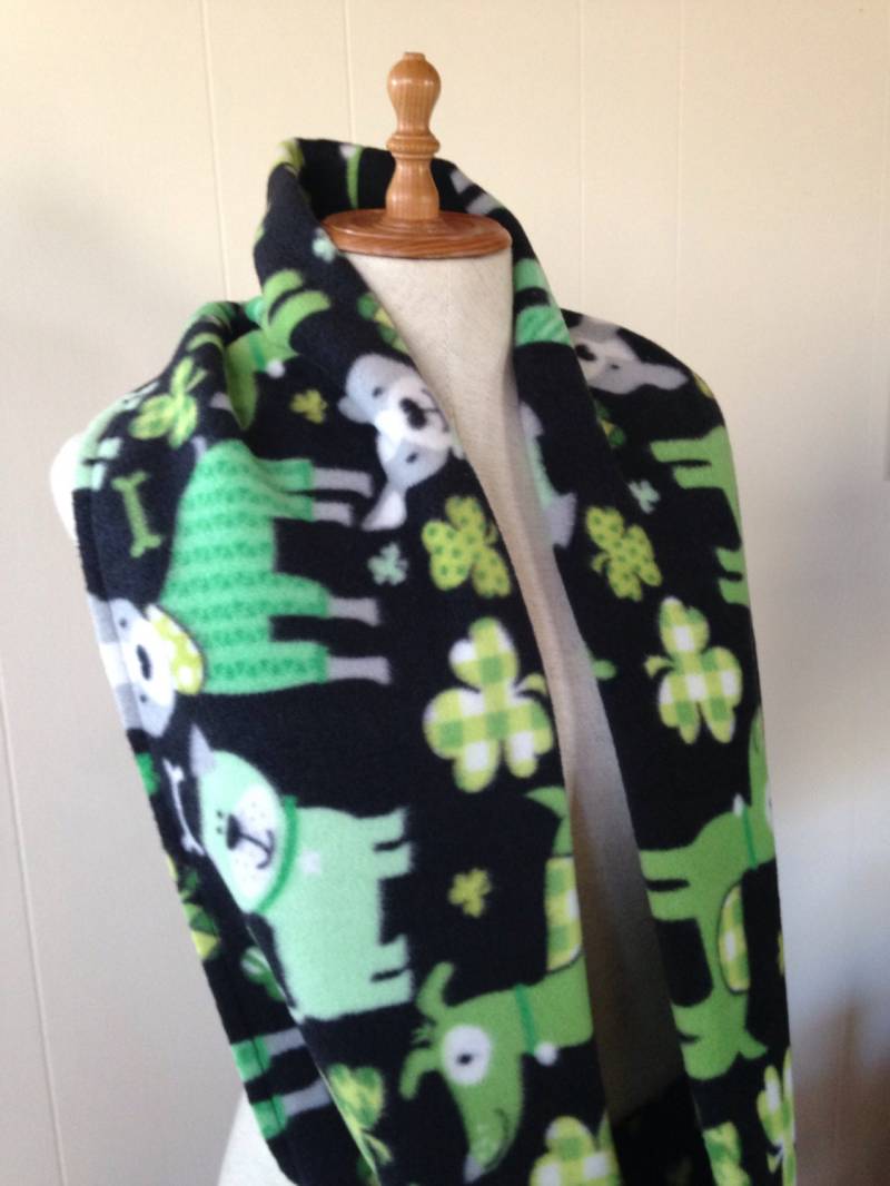 Hundeliebhaber Grün St Patrick's Day Shamrock Fleece Infinity Schal von lookatmybooties