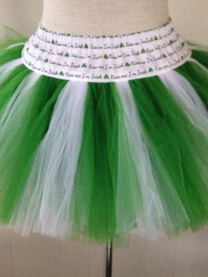 Plus-Size Kiss Me, Ich Bin Irish Shamrock Grün Und Weiß St. Patrick's Day Tutu von lookatmybooties